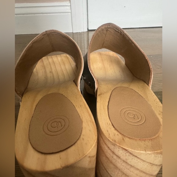 NWOT urban outfitters silver/ wood mules - Picture 6 of 7